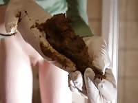 Dirty round bottomed amateur webcam slut wears a glove while digging scat from her asshole