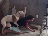 Paco Maass siendo montado por un boxer verg&oacute;n