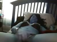 Adolescente se pajea con la tanga metida en la concha